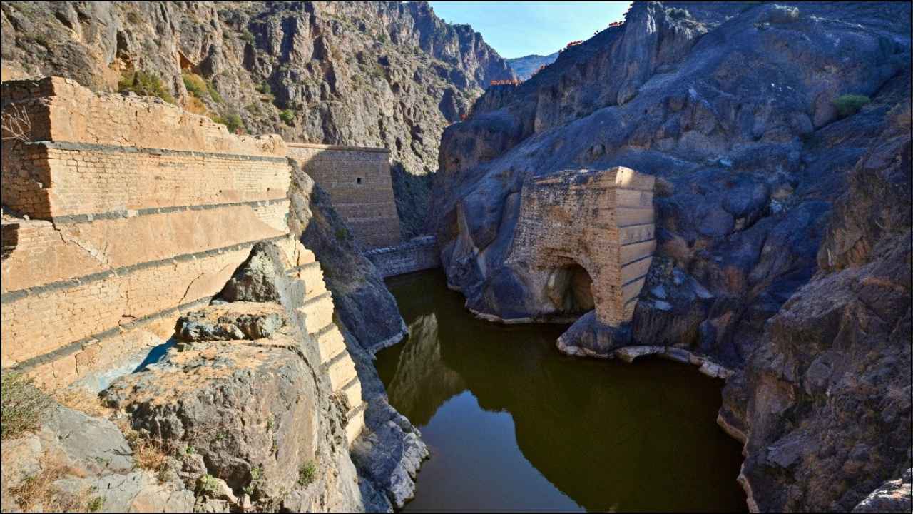 Muawiyah Dam  is located in a place called al-Khanaq Valley.